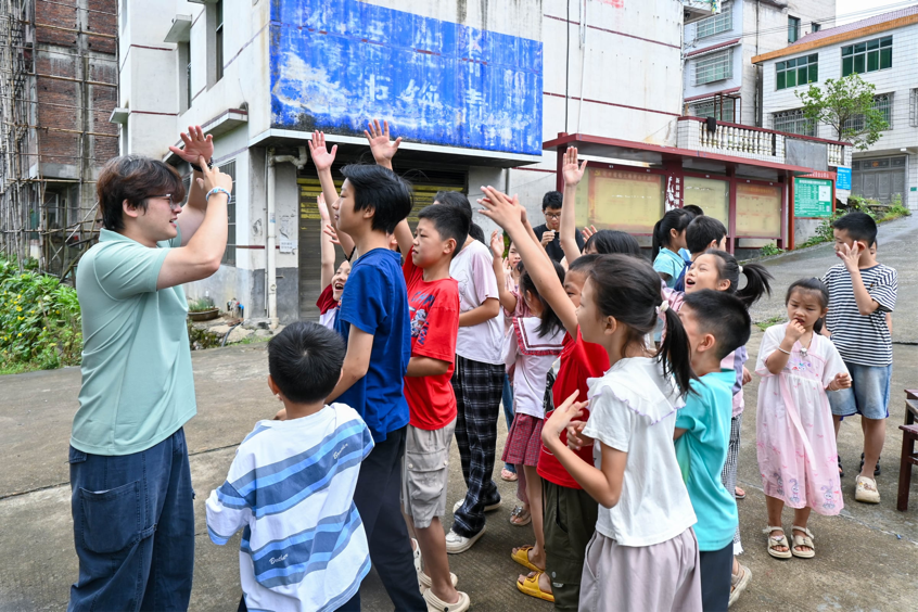 童趣逐夏,湖南农大实践团开展乡村趣味运动会点亮七彩暑期