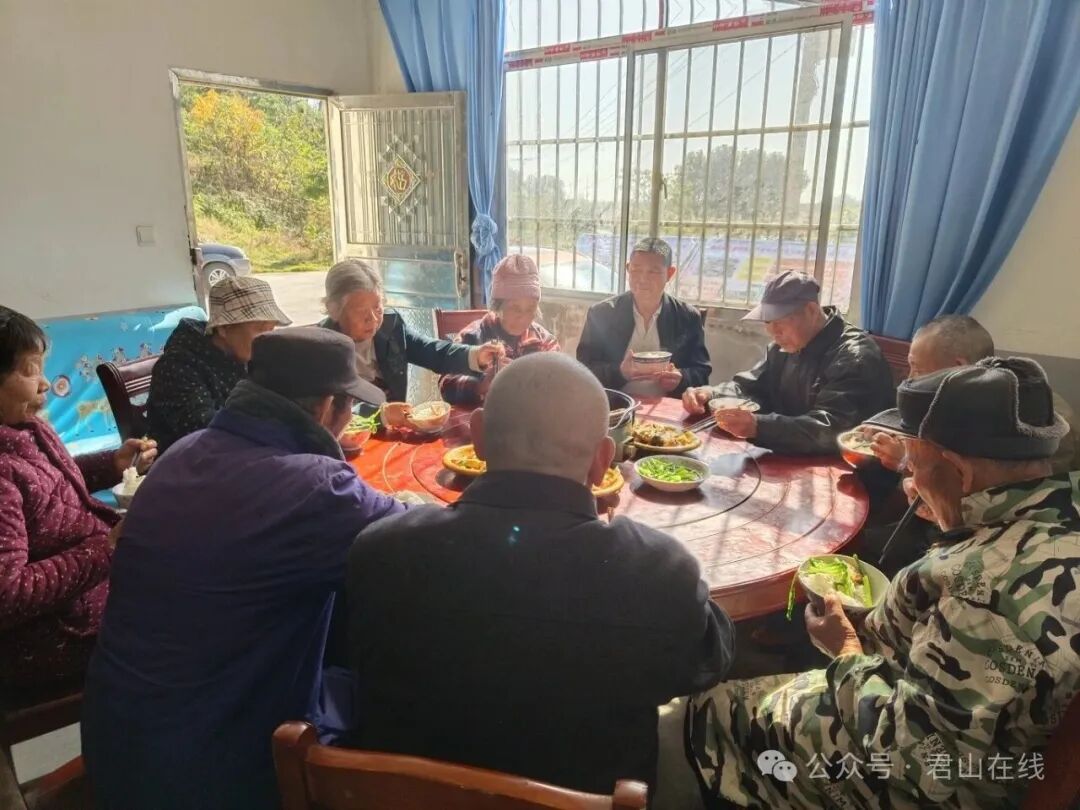 横山岭村“百岁之家”长者一食堂老人们其乐融融的“幸福食光”.jpg