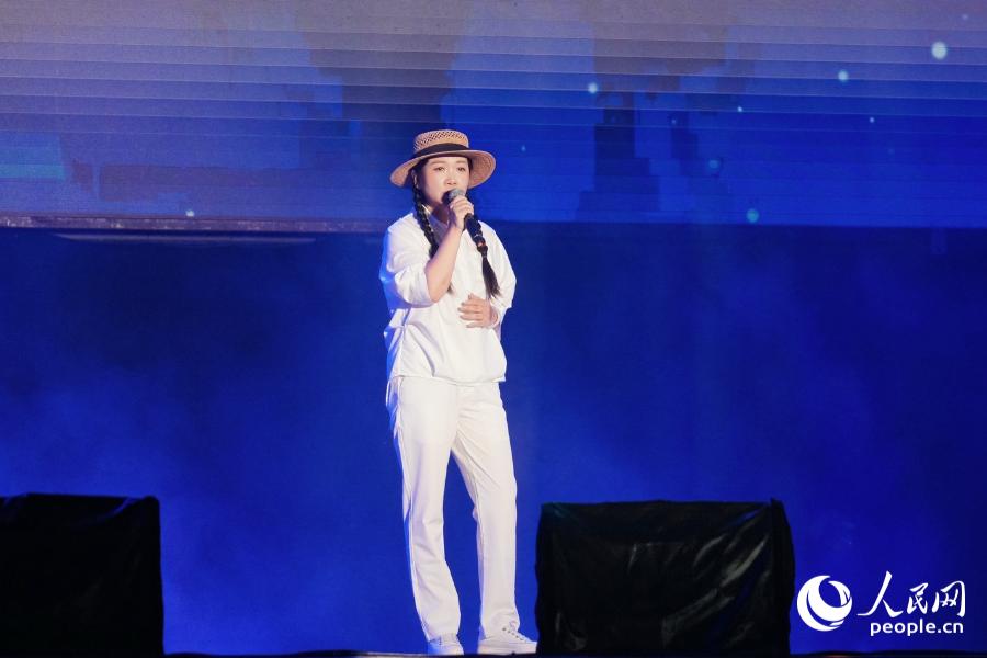 侃侃演唱歌曲《漂来的人间》。人民网摄