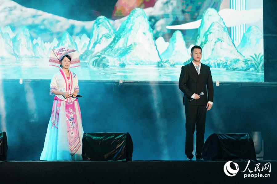 赵雅兰、张晓东演唱歌曲《半碗漓江》。人民网摄