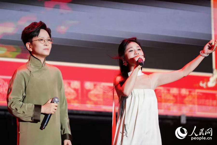 王珮瑜、黄英演唱歌曲《天地一线》。人民网摄