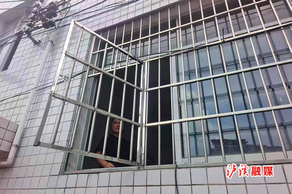 兴隆场拆窗破网.jpg 兴隆场拆窗破网.jpg