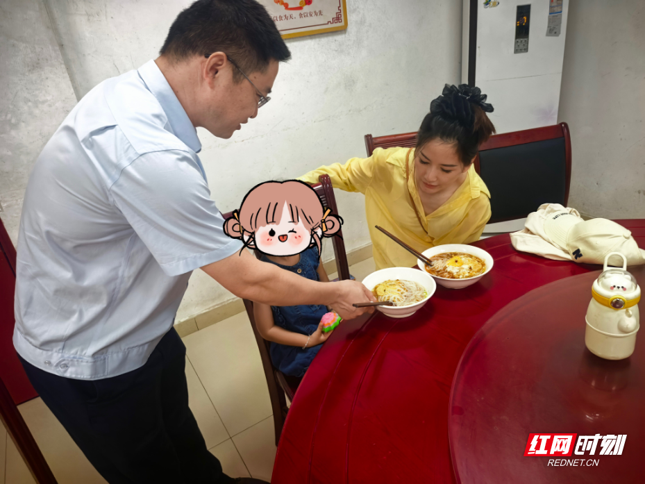 工作人员为事故母女提供早餐.jpg 工作人员为事故母女提供早餐.jpg