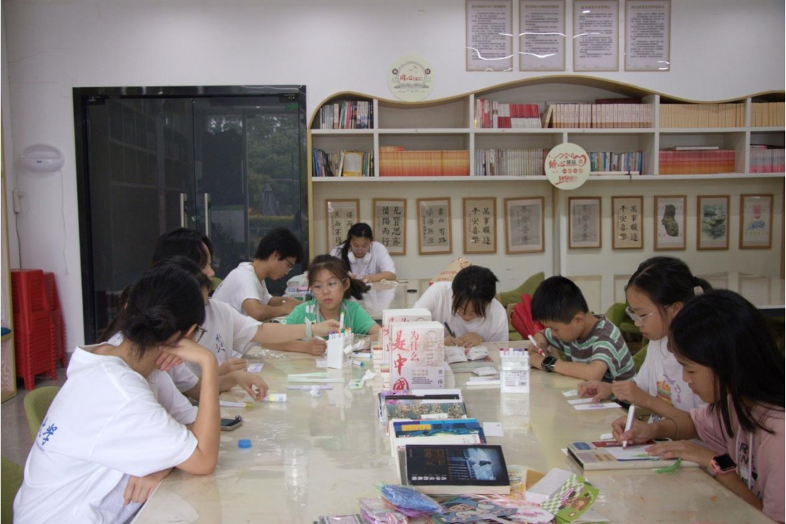 长理学子走进云溪湾社区打造公益流动书摊点亮暑期阅读