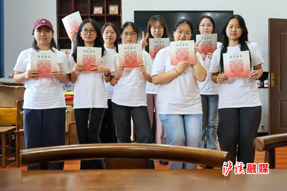 体验踏虎凿花与支教.jpg 体验踏虎凿花与支教.jpg