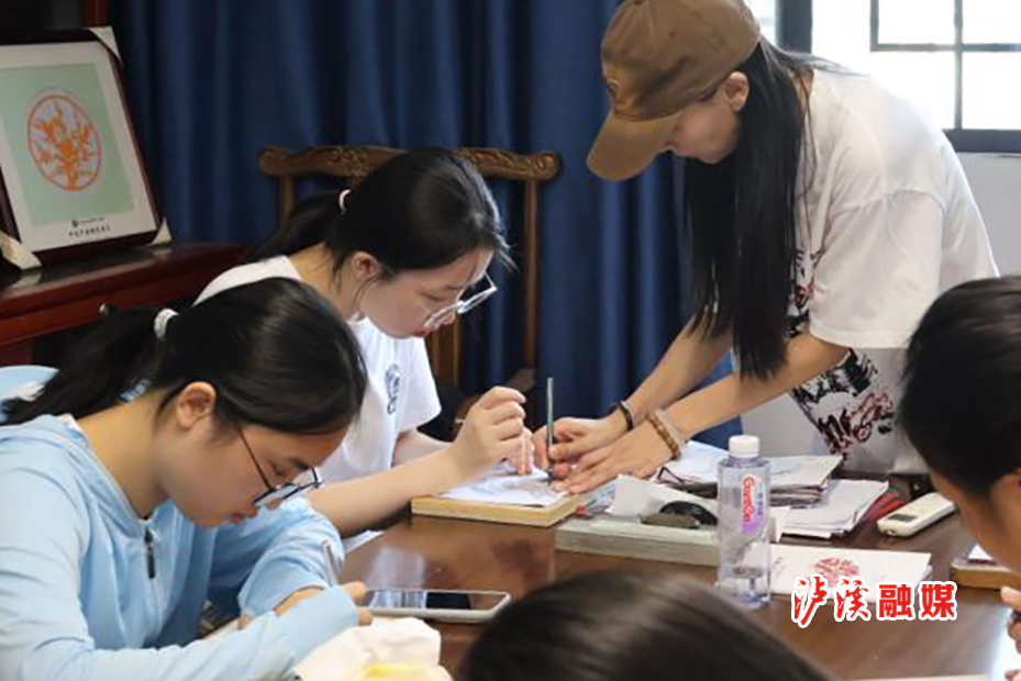 体验踏虎凿花与支教.jpg2.jpg 体验踏虎凿花与支教.jpg2.jpg