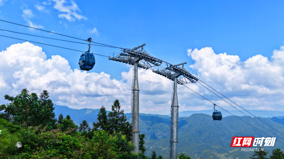 雪峰山索道凌空揽胜.jpg