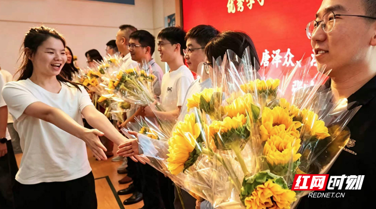 考完第一件事：这群准大学生回校，给老师颁了个“最佳陪伴奖”
