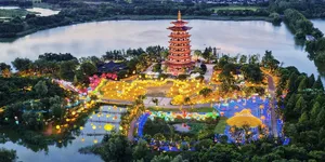 在长沙洋湖的夜色里，邂逅国风灯展的浪漫