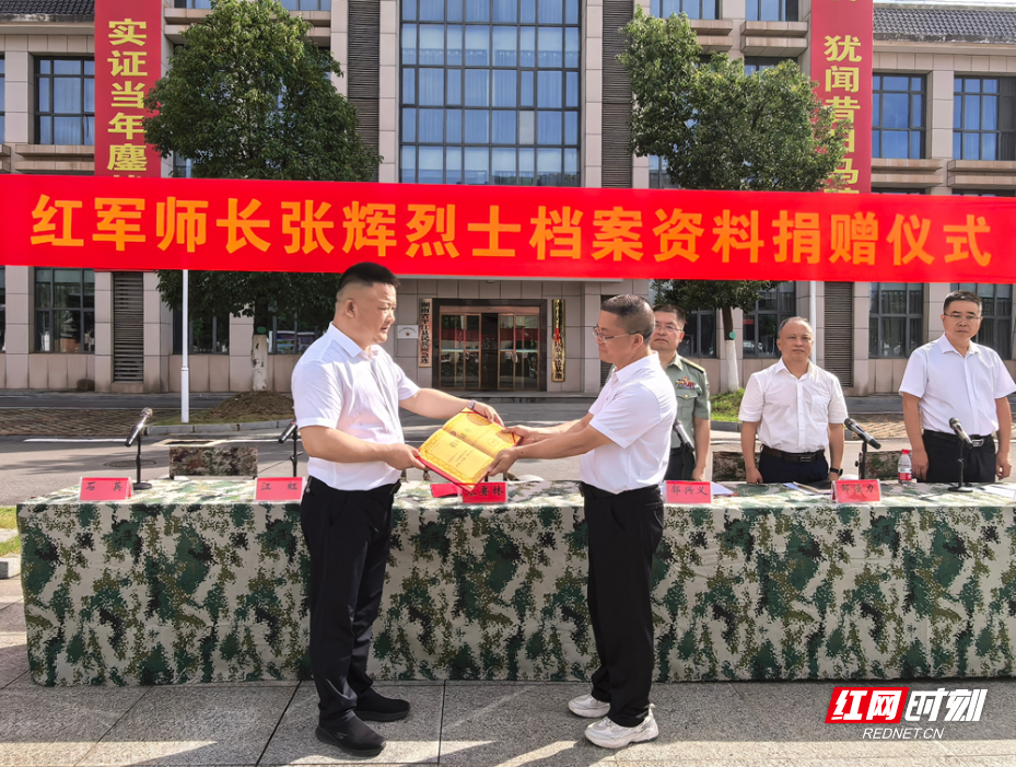 8发放捐赠证书.jpg 8发放捐赠证书.jpg