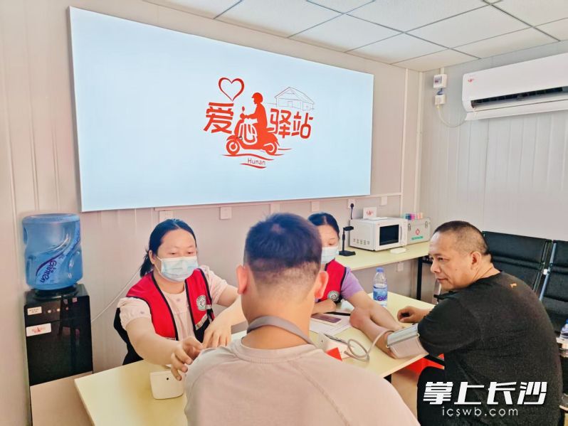 爱心驿站内医护志愿者为司机大哥义诊。 爱心驿站内医护志愿者为司机大哥义诊。