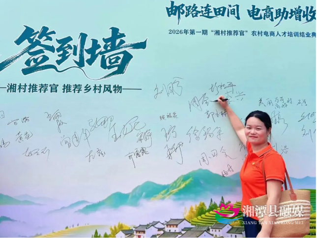 指尖晒出蜜滋味!乌石镇90后村干部周莹的“甜蜜”事业(1)345.png 指尖晒出蜜滋味!乌石镇90后村干部周莹的“甜蜜”事业(1)345.png