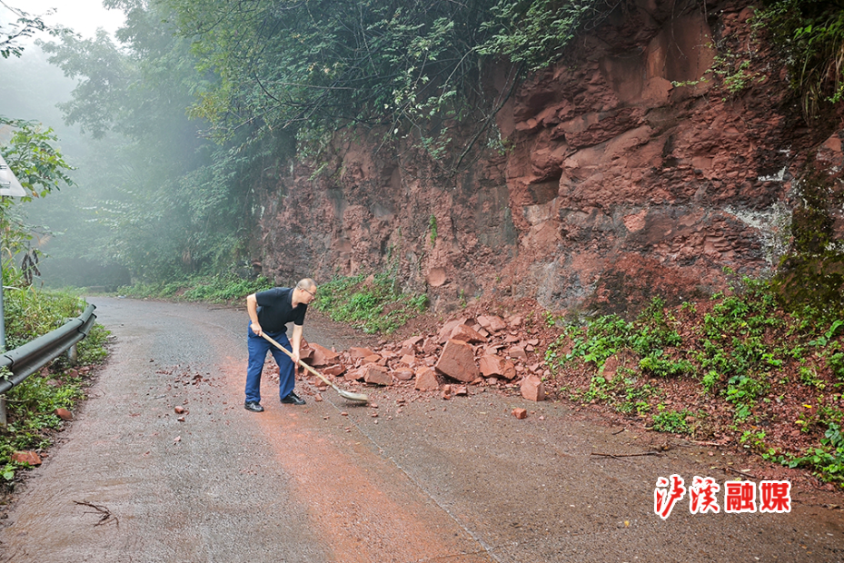 公路养护中心汛期护路.jpg2.jpg 公路养护中心汛期护路.jpg2.jpg