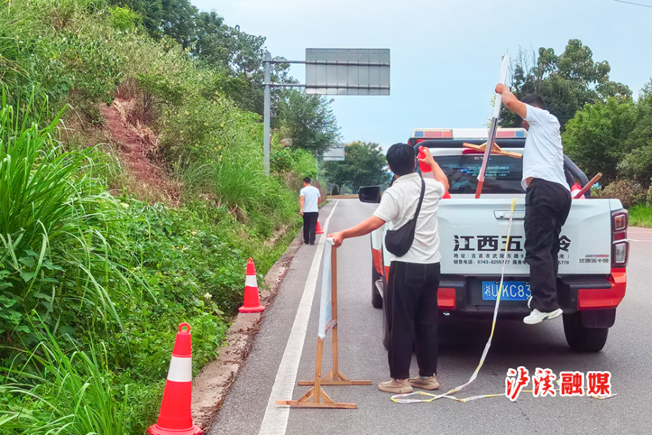 公路养护中心汛期护路.jpg 公路养护中心汛期护路.jpg