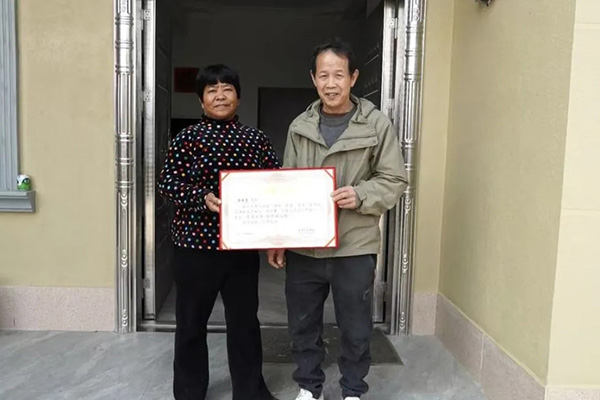 衡阳一村民数十年任劳任怨 孝敬母亲和照顾瘫痪哥哥