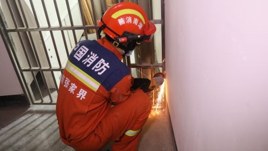 张家界：多部门联合亮剑 强制拆除高层楼道消防顽疾