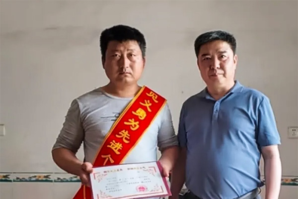 张胜：三跃寒潭托举生命 挺身救人传递正能量
