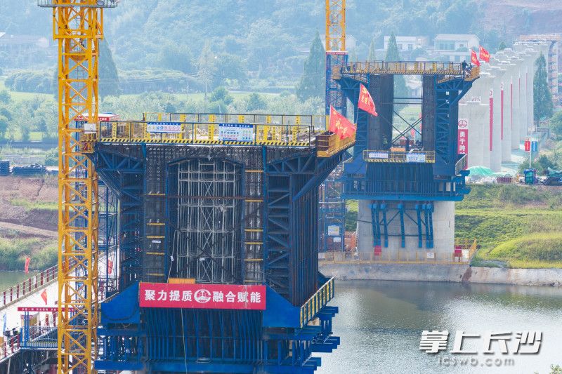 8月6日,由中铁五局承建的长赣高铁捞刀河特大桥施工现场。 均为长沙晚报全媒体记者黄启晴摄 8月6日,由中铁五局承建的长赣高铁捞刀河特大桥施工现场。 均为长沙晚报全媒体记者黄启晴摄