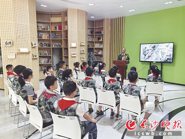 在芙蓉区鱼水书院,一场给孩子们讲述革命历史的红色思政课正在进行。 长沙晚报全媒体记者 周顺利 摄