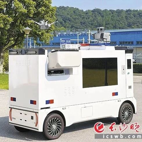 湖南首台“空地一体”无人巡逻车亮相长沙