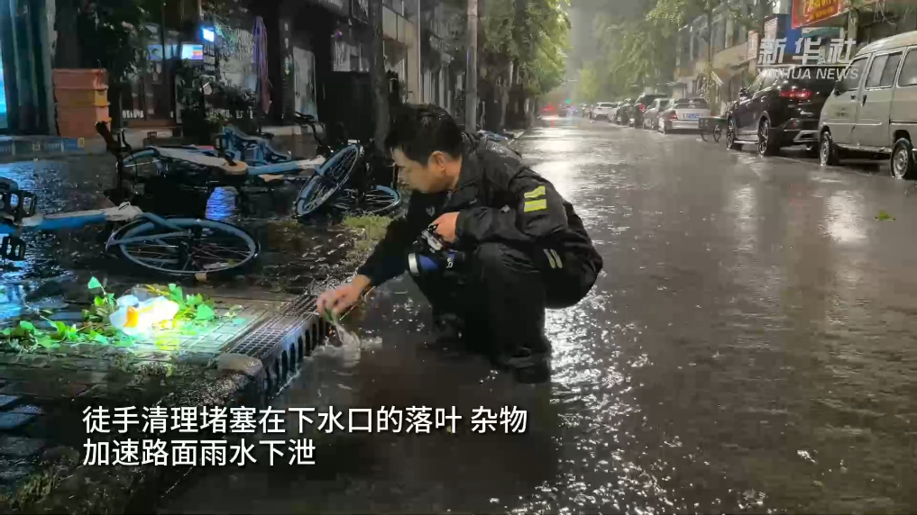 防灾减灾救灾一线见闻丨排涝车、消防车、移动抽水泵齐上阵，直击上海多处积水抢排现场