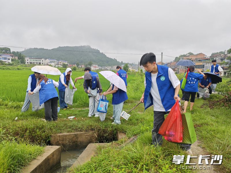 “河小青”正在开展志愿服务活动。均为长沙晚报全媒体记者 张禹 通讯员 李爱亮 摄影报道 “河小青”正在开展志愿服务活动。均为长沙晚报全媒体记者 张禹 通讯员 李爱亮 摄影报道