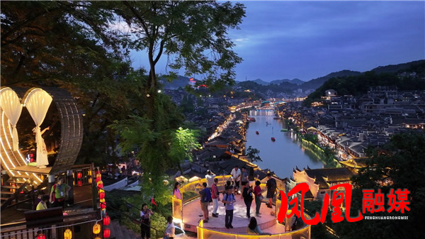 凤凰：沉浸式演绎点亮古城夜经济 (1)[00_08_22][20260814-133133].jpg