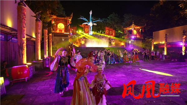 凤凰：沉浸式演绎点亮古城夜经济 (1)[00_06_21][20260814-133054].jpg