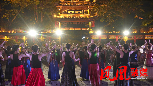 凤凰：沉浸式演绎点亮古城夜经济 (1)[00_06_12][20260814-133037].jpg