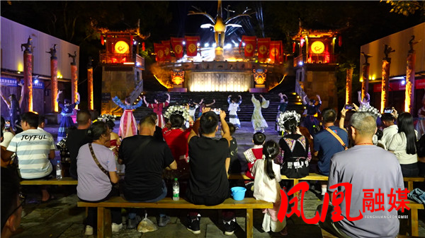 凤凰：沉浸式演绎点亮古城夜经济 (1)[00_01_52][20260814-132805].jpg