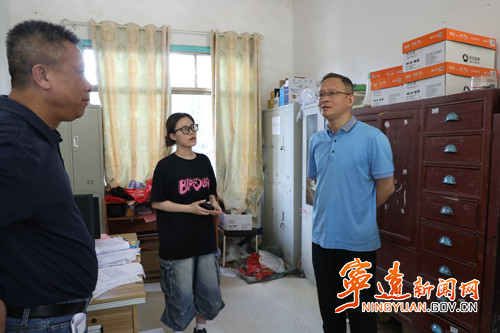 毛政调研农村学校教育工作_副本500.jpg 毛政调研农村学校教育工作_副本500.jpg
