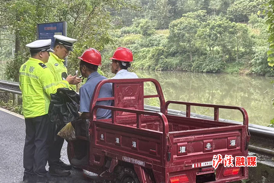 交警检查车辆 (2).jpg 交警检查车辆 (2).jpg
