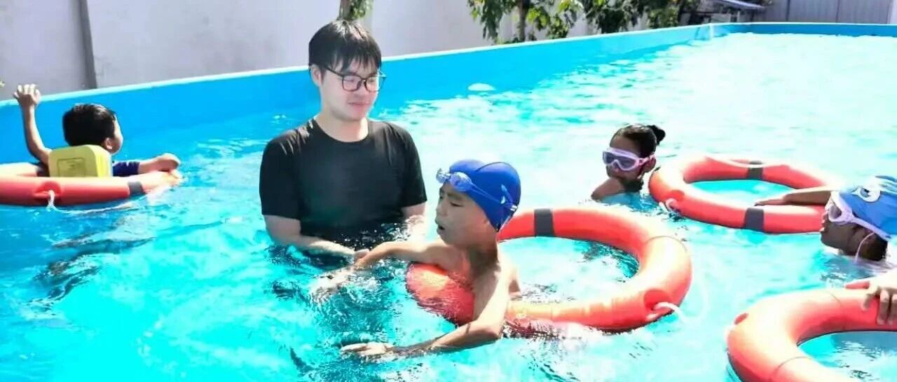 快乐学游泳 安全不“溺水” 屈原管理区红十字应急救援队开展少年儿童水上安全实践教学