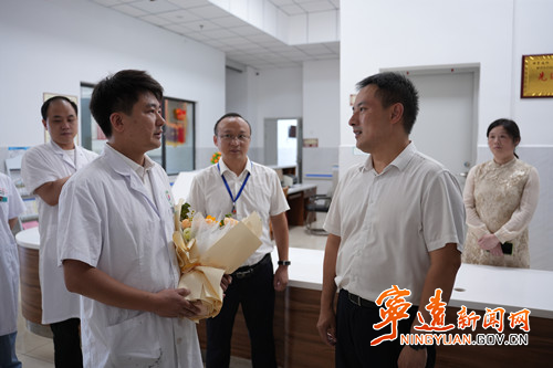 林亮亮开展中国医师节走访慰问活动_副本.jpg 林亮亮开展中国医师节走访慰问活动_副本.jpg
