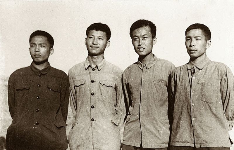 1973年,习近平和其他三位北京知青(图片来自《习近平的七年知青岁月》)