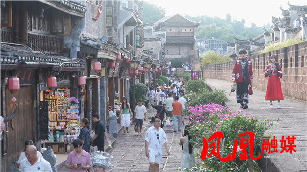 凤凰县：入选国家级精品自驾旅游公路 凤凰[00_05_19][20260824-121308].jpg