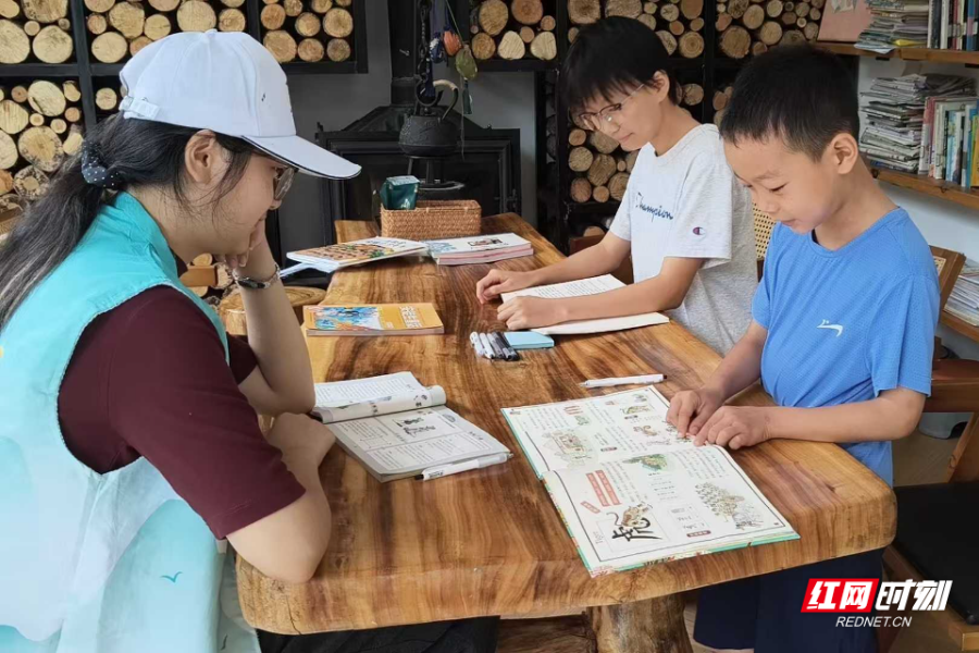 中南林业科技大学实践队赴炎陵密花村开展阅读推广活动