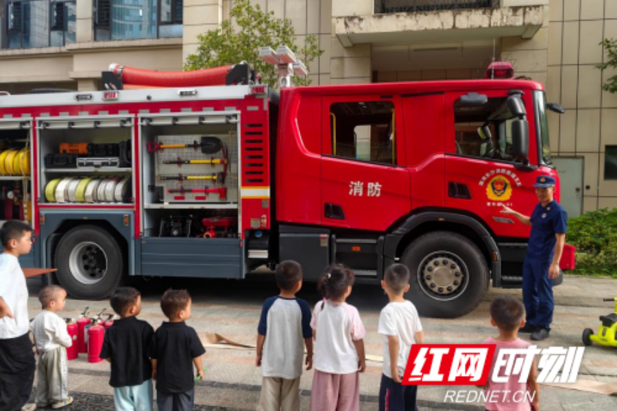 消防宣传进小区 安全种子驻童心