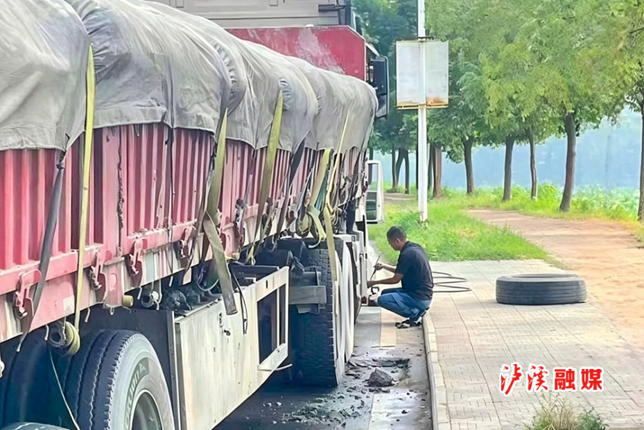 城管查出运输泼洒行为 (1).jpg 城管查出运输泼洒行为 (1).jpg