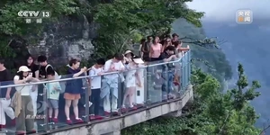 外国游客在张家界这样解锁“中国酷”