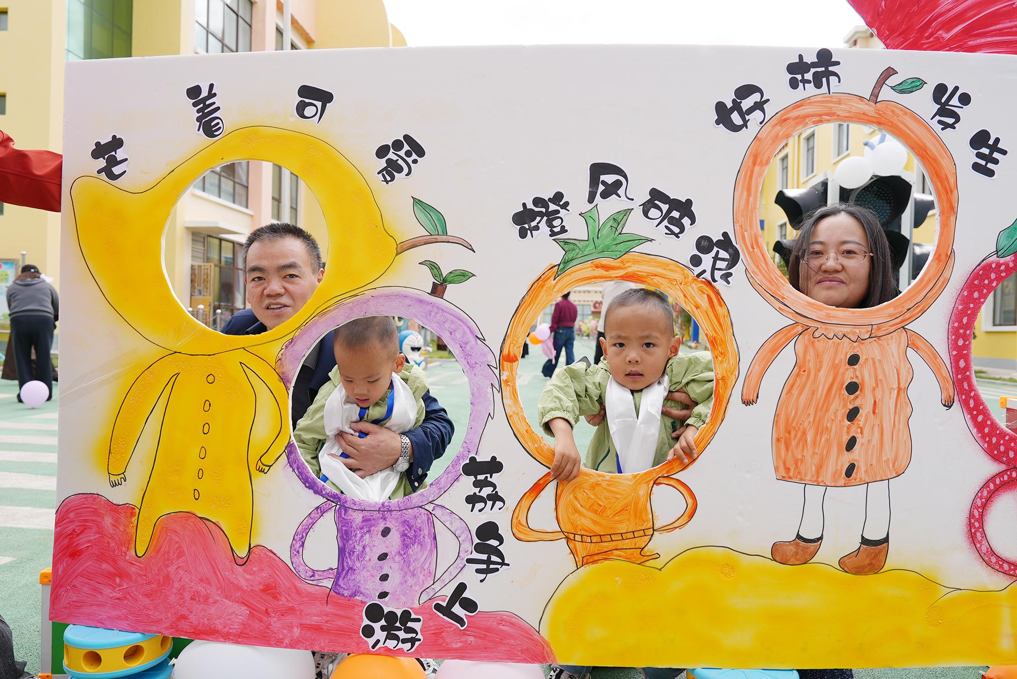 图为新生和家长在果韵留欢打卡区域合影留念.jpg