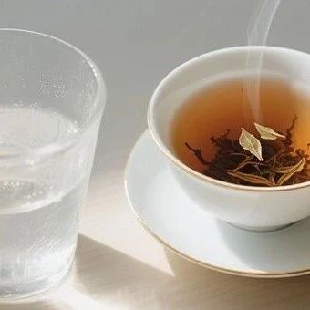 @中方人！长期喝白开水和长期喝茶的人，谁更健康？