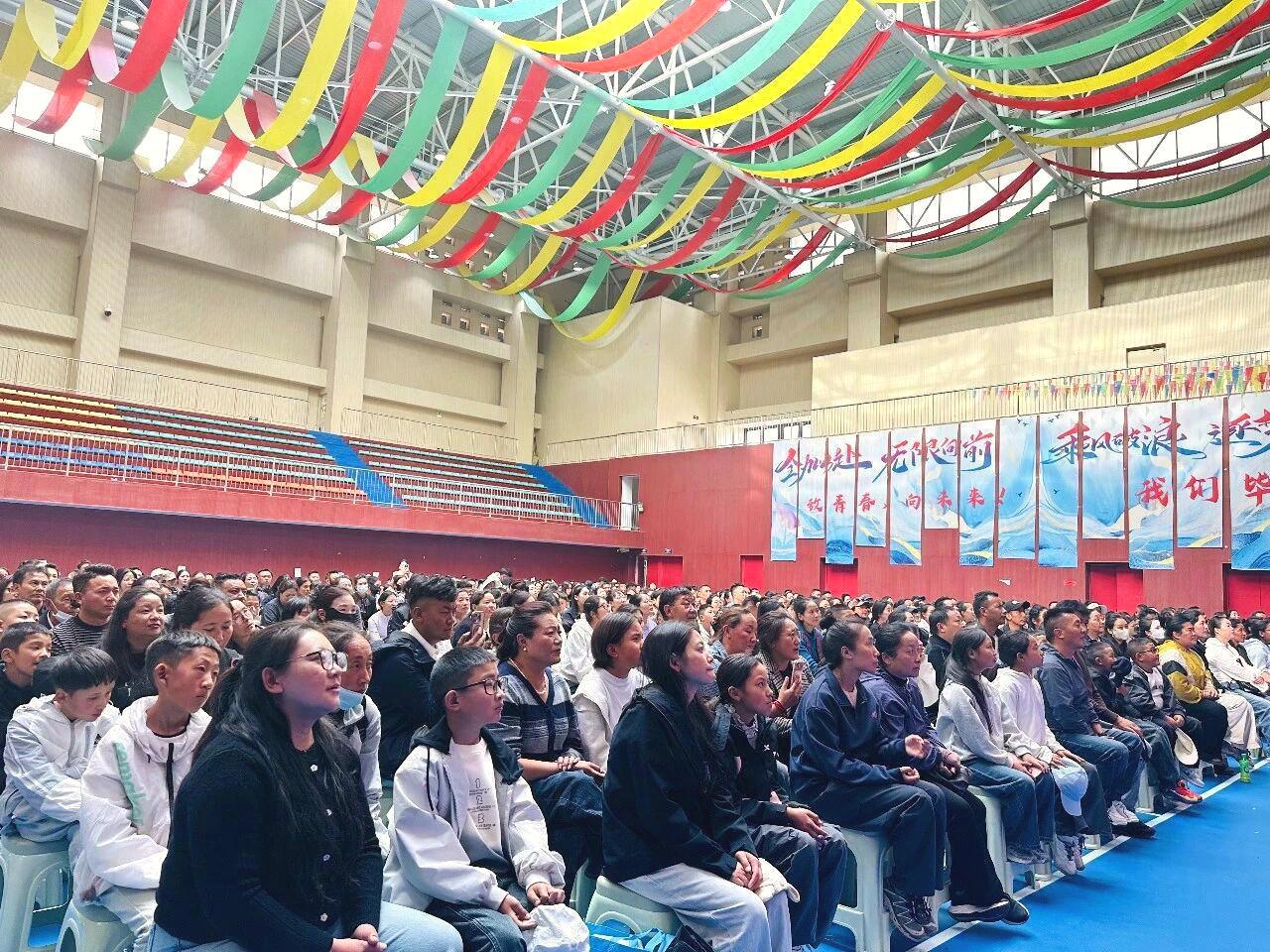 1608554727024092.jpg 图为宣讲活动现场新生、新生家长及教职工在认真听讲.jpg