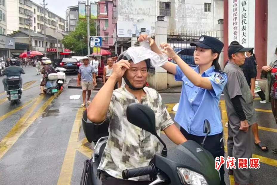 浦市镇摩电交通安全宣传发头盔.jpg 浦市镇摩电交通安全宣传发头盔.jpg