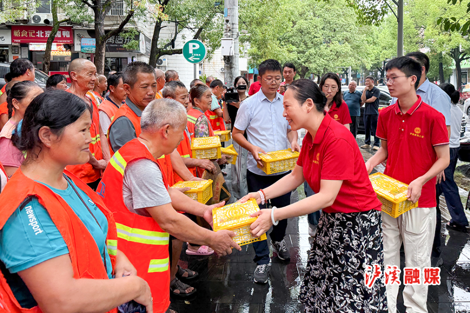 工会慰问 (2).jpg 工会慰问 (2).jpg