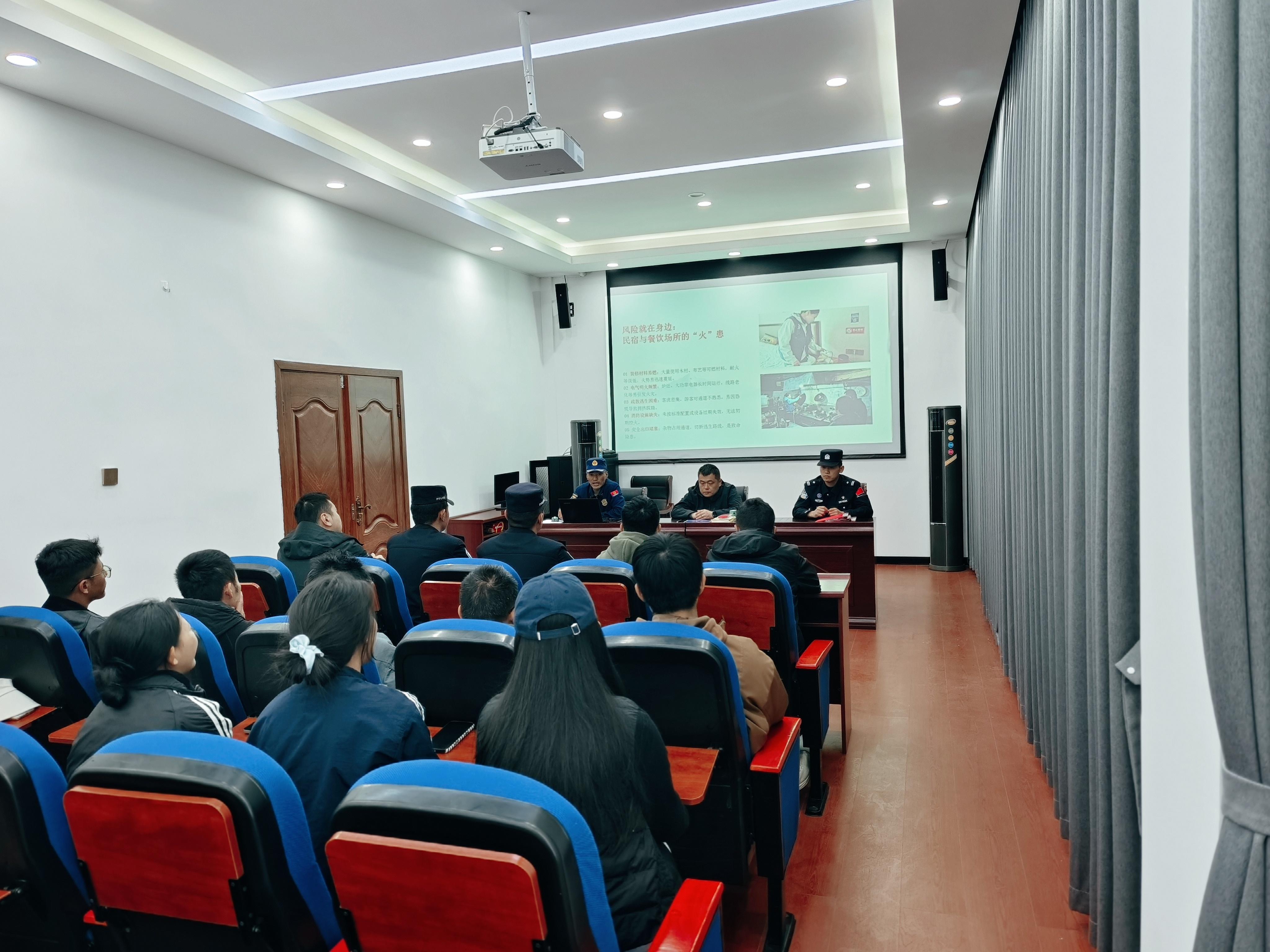 1603397907916733.jpg 图为室内消防知识讲座 (1).jpg