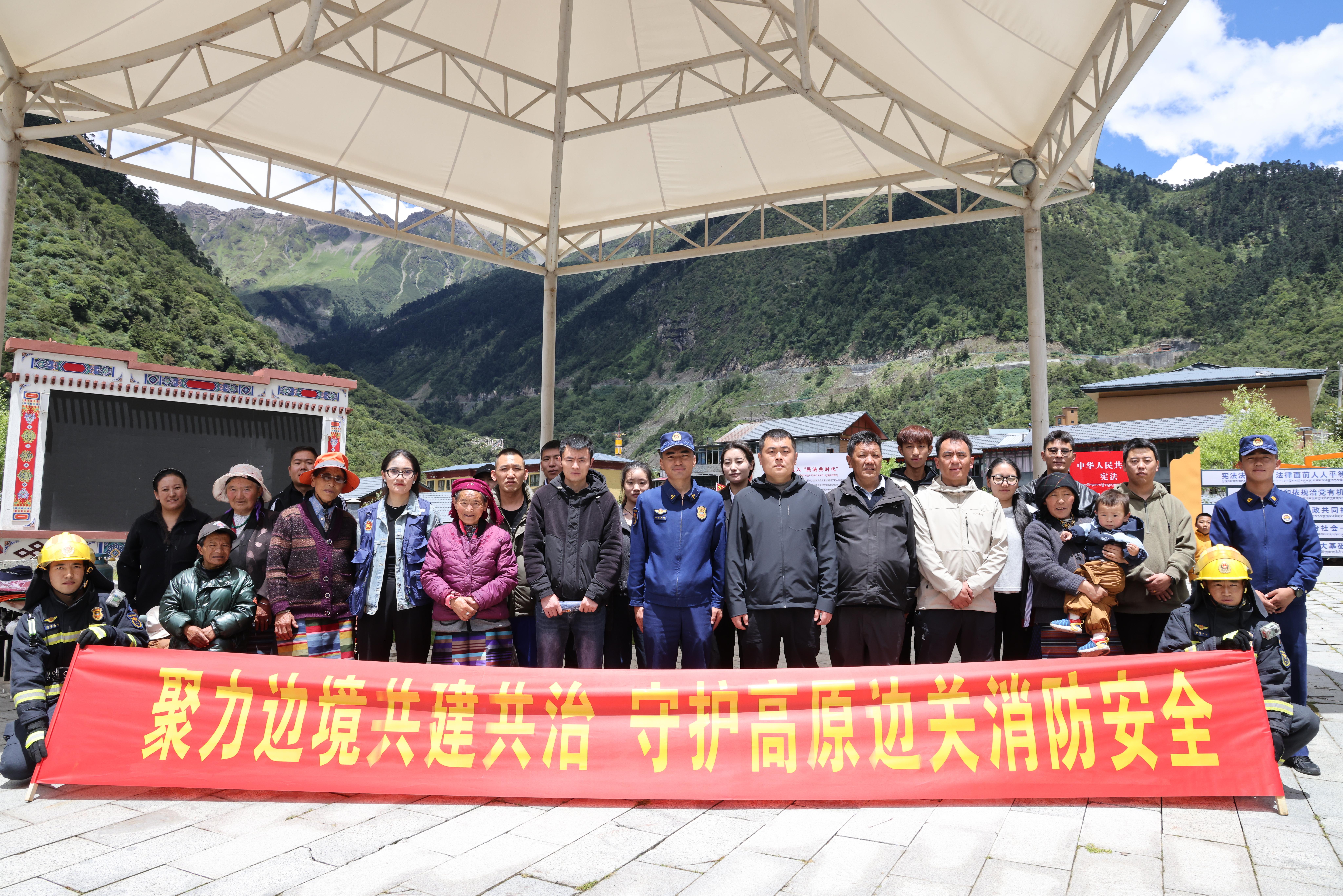 1610407999171229.jpg 图为活动留念大合影.JPG