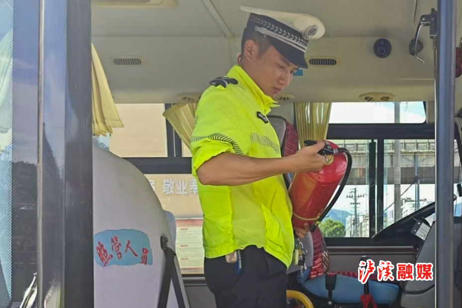 交管校车安全检查 (1).jpg 交管校车安全检查 (1).jpg