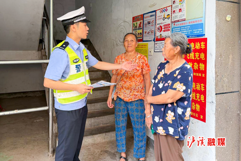 交警宣传.jpg2.jpg