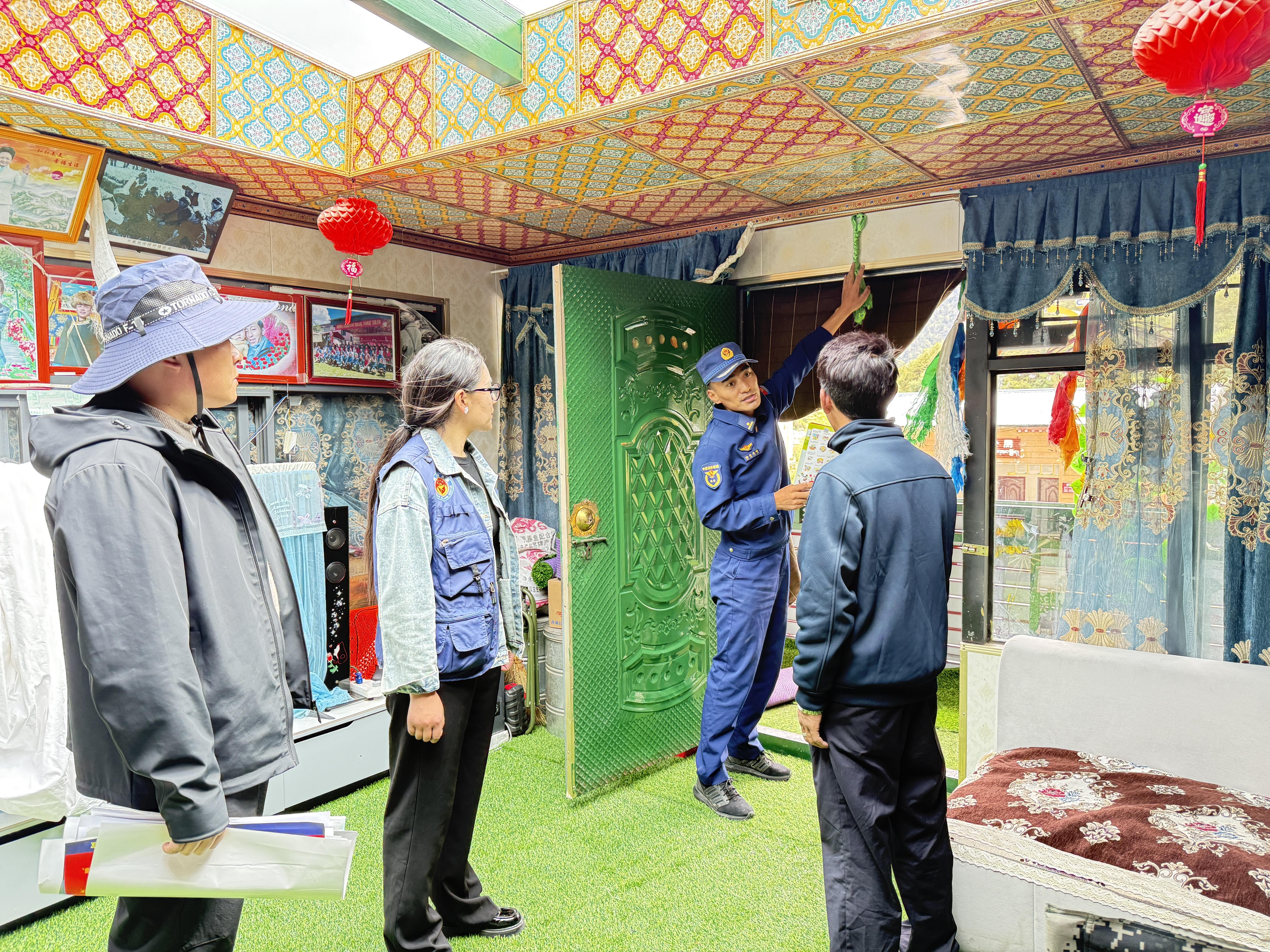 1606449829038558.jpg 图为民宿联合检查与入户宣传 (1).jpg